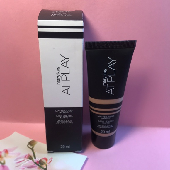 Mary Kay At Play Makeup Light to Medium - Picture 1 of 6